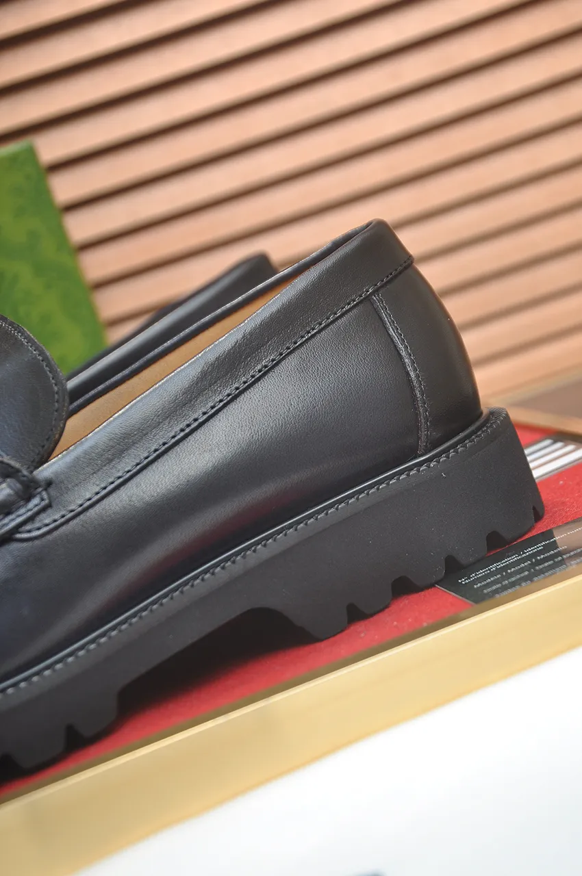 Men's shoes💰560💶Italy's top luxury men's shoe giant (GUCCI) (Gucci) (full cowhide lining) new arrival🍃Original European style🔰 Pleasant to the eye😍In order to make the shoes more durable and non-deformable🌀The production continues to follow traditional methods but there is still no lack of innovation💪Choose original sheepskin for the leather♻️ Smooth and natural And extra bright ⭐Made of imported cowhide, the first choice of rich people 38-45 (45 customized)